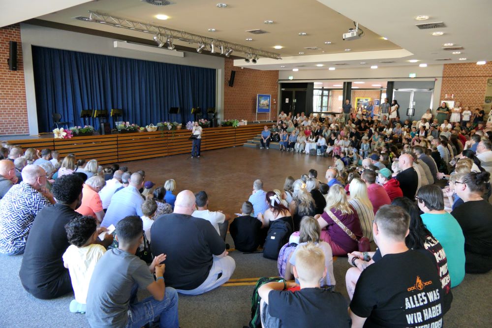 Eltern und Schüler*innen der neuen 5. Klassen im Forum