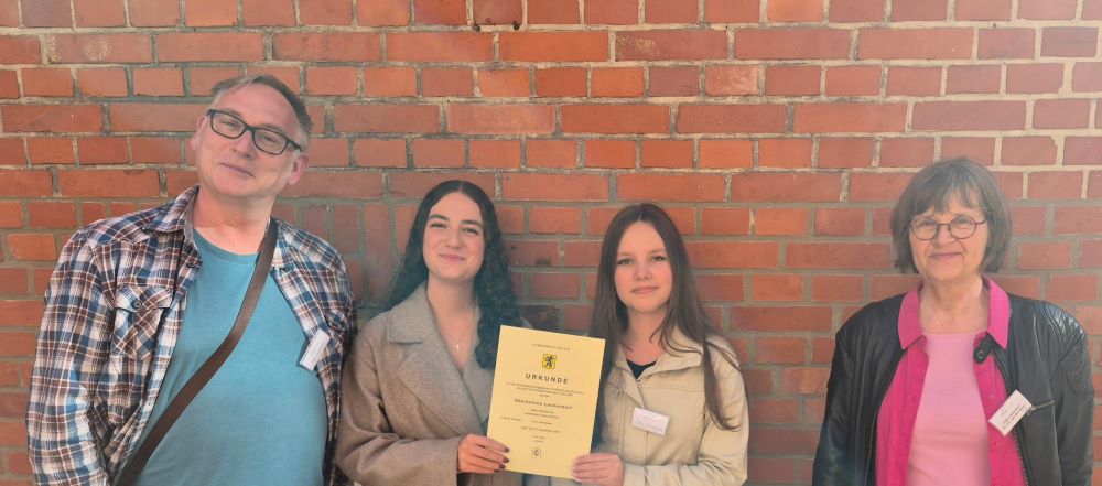 Herr Löschmann, Evelyn und Ida-Lina und Frau van der Varst mit der Urkunde vom Energiesparfest