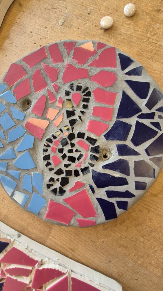 Beim Mosaikprojekt entstandenes Mosaik mit einer Note im Zentrum