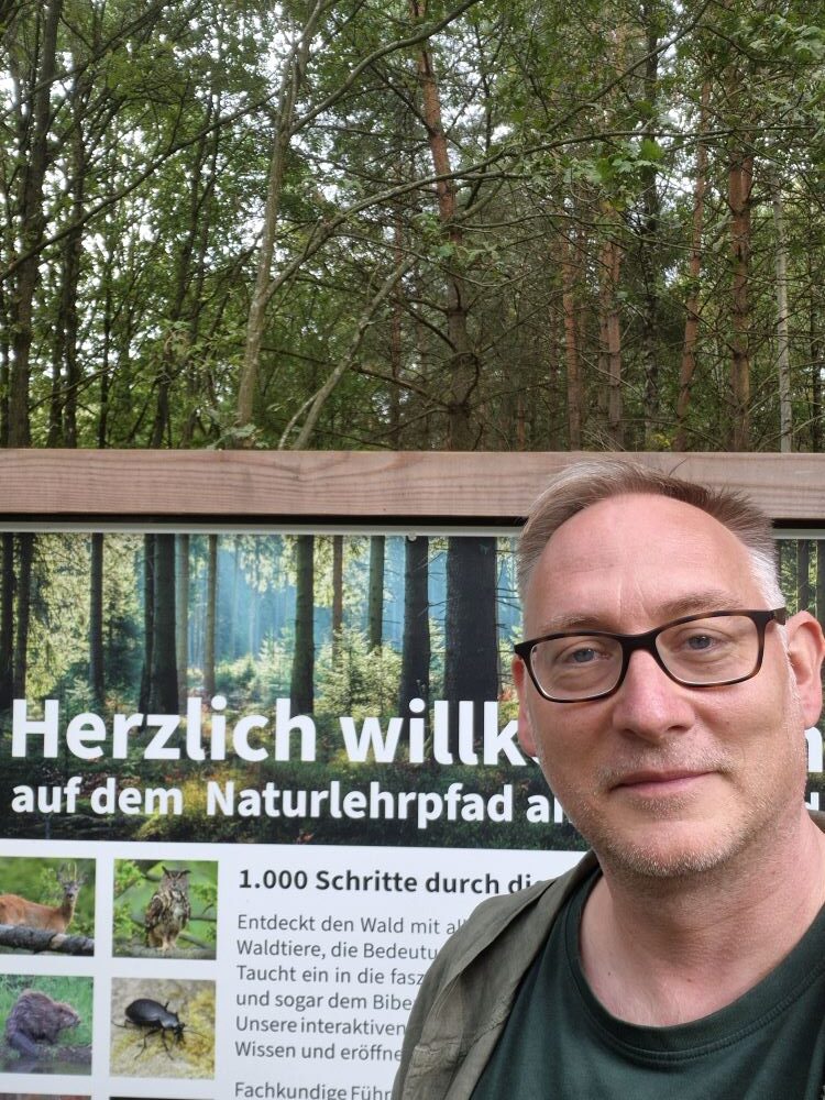 Herr Löschmann bei der Eröffnung des Naturlehrpfads
